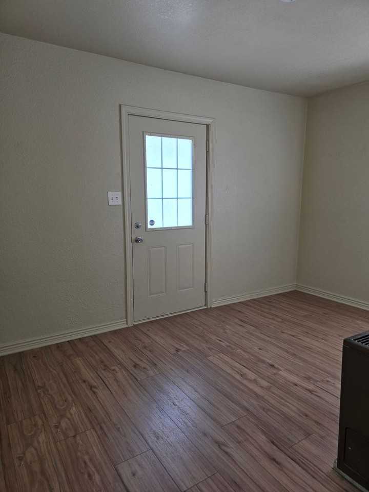 1206 Glenarm St - Photo 7 of 16