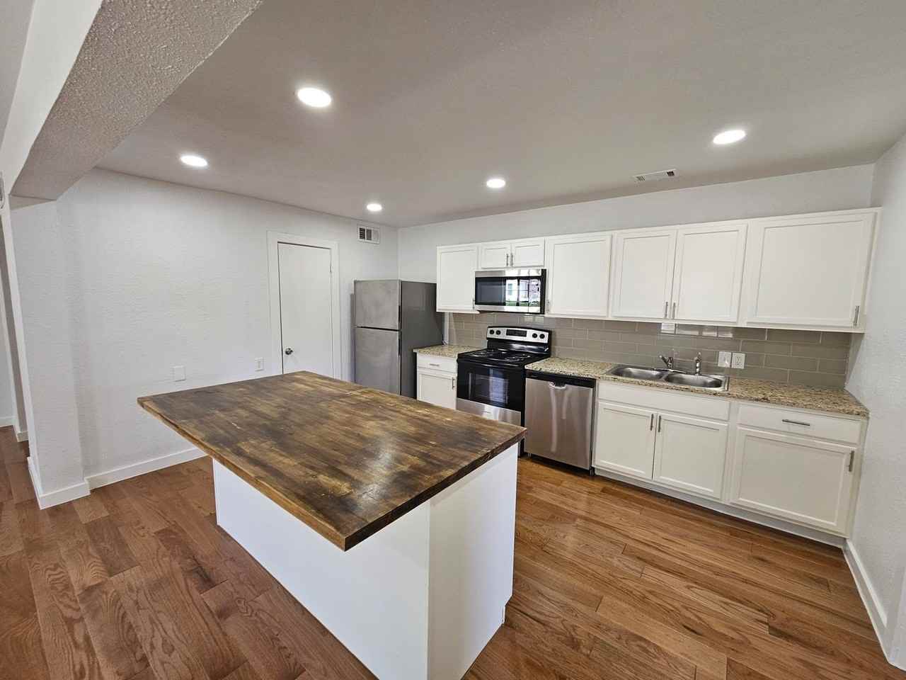 2402 Housley Dr - Photo 4 of 30