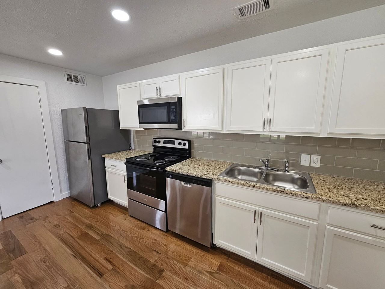2402 Housley Dr - Photo 3 of 30