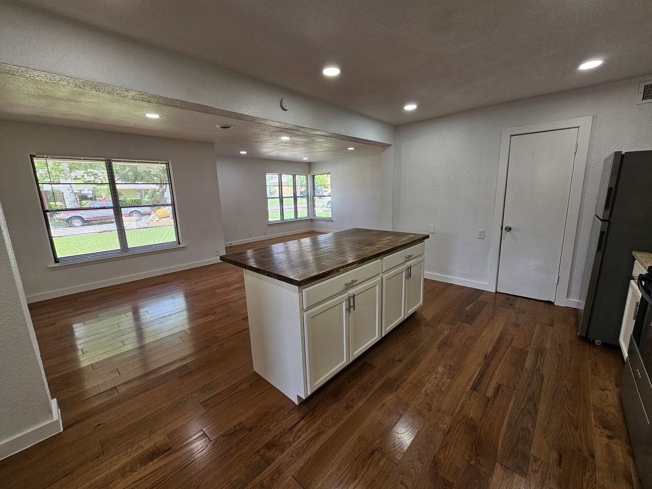 2402 Housley Dr - Photo 7 of 30