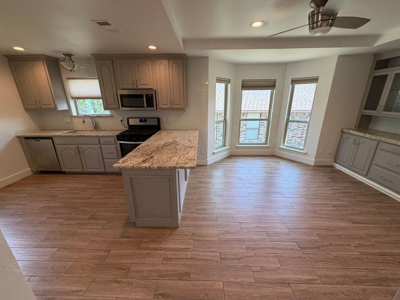 4909 Van Ness St - Photo 4 of 21