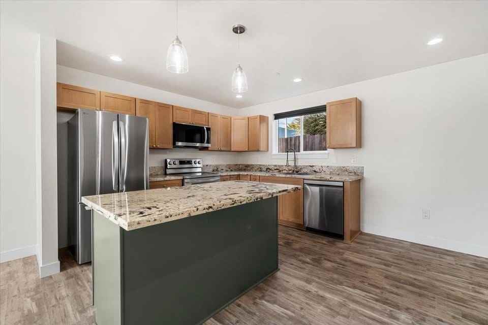 511 775 E Street - A #A - Photo 3 of 26