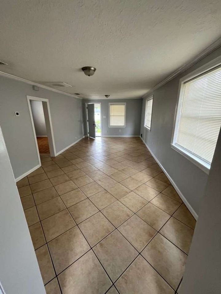 820 W 13th St - Photo 2 of 8