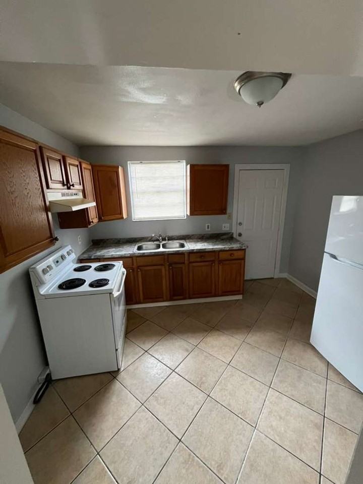 820 W 13th St - Photo 5 of 8