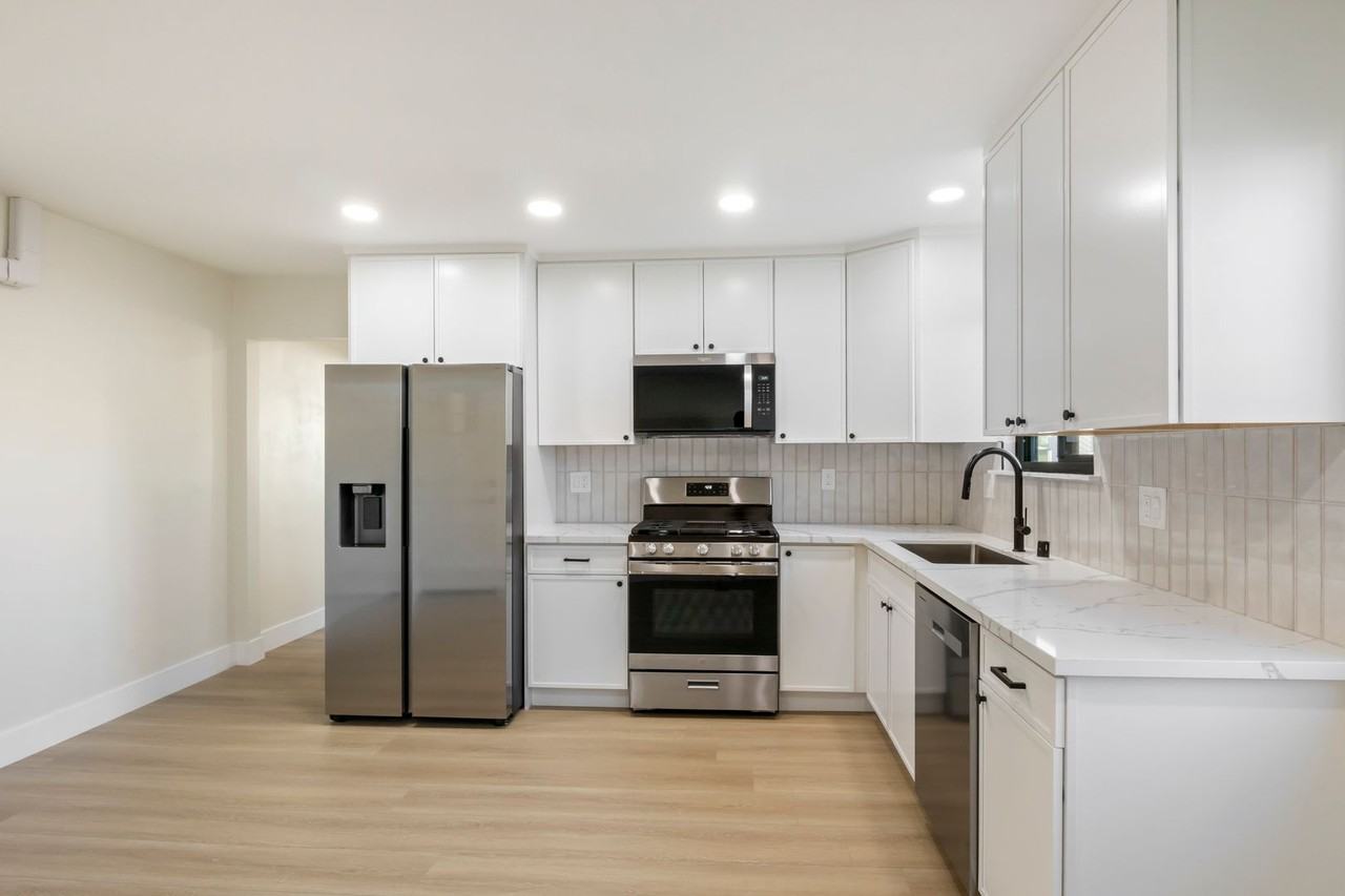 3129 Emerson St - Photo 2 of 5