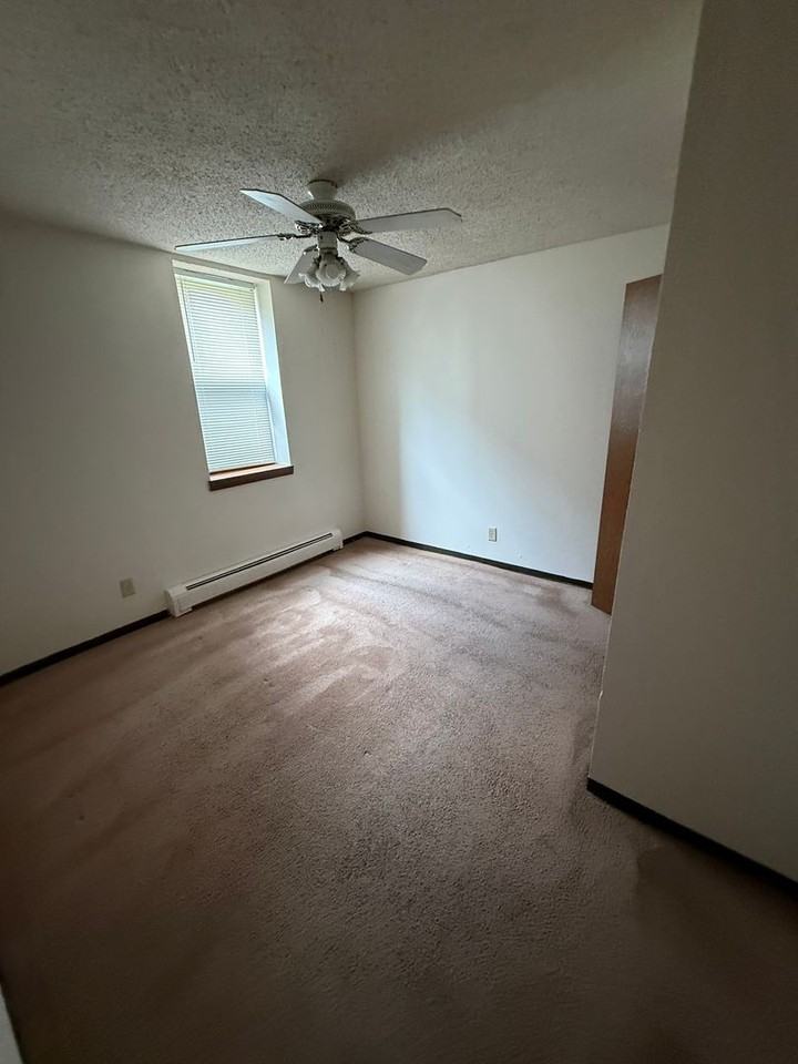 Mason City 5-Unit (407 5th) - Photo 6 of 10