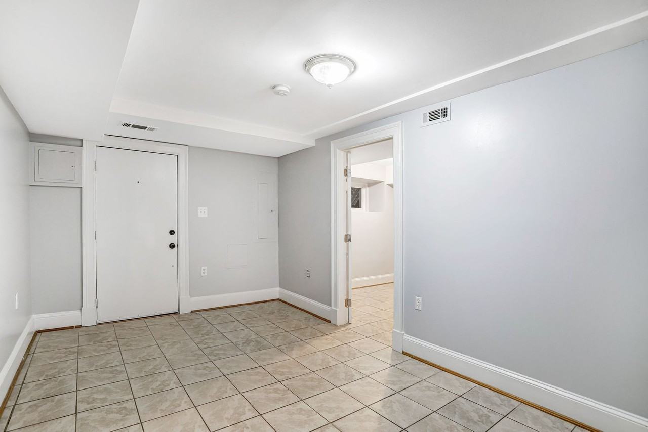 7135 Georgia Ave Nw - Photo 4 of 31