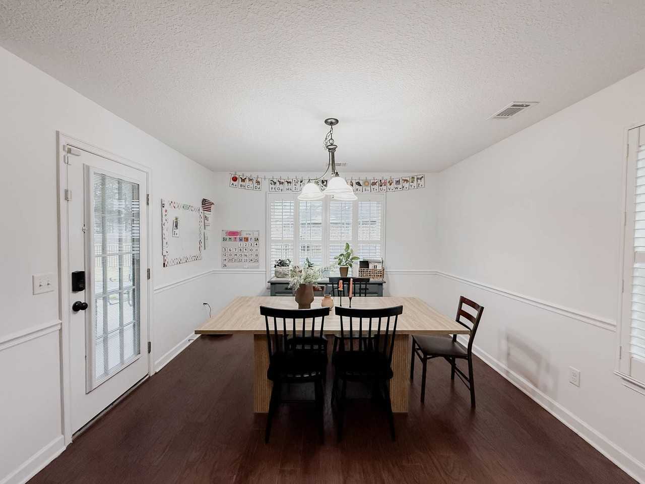 151 Manchester Ct - Photo 4 of 9