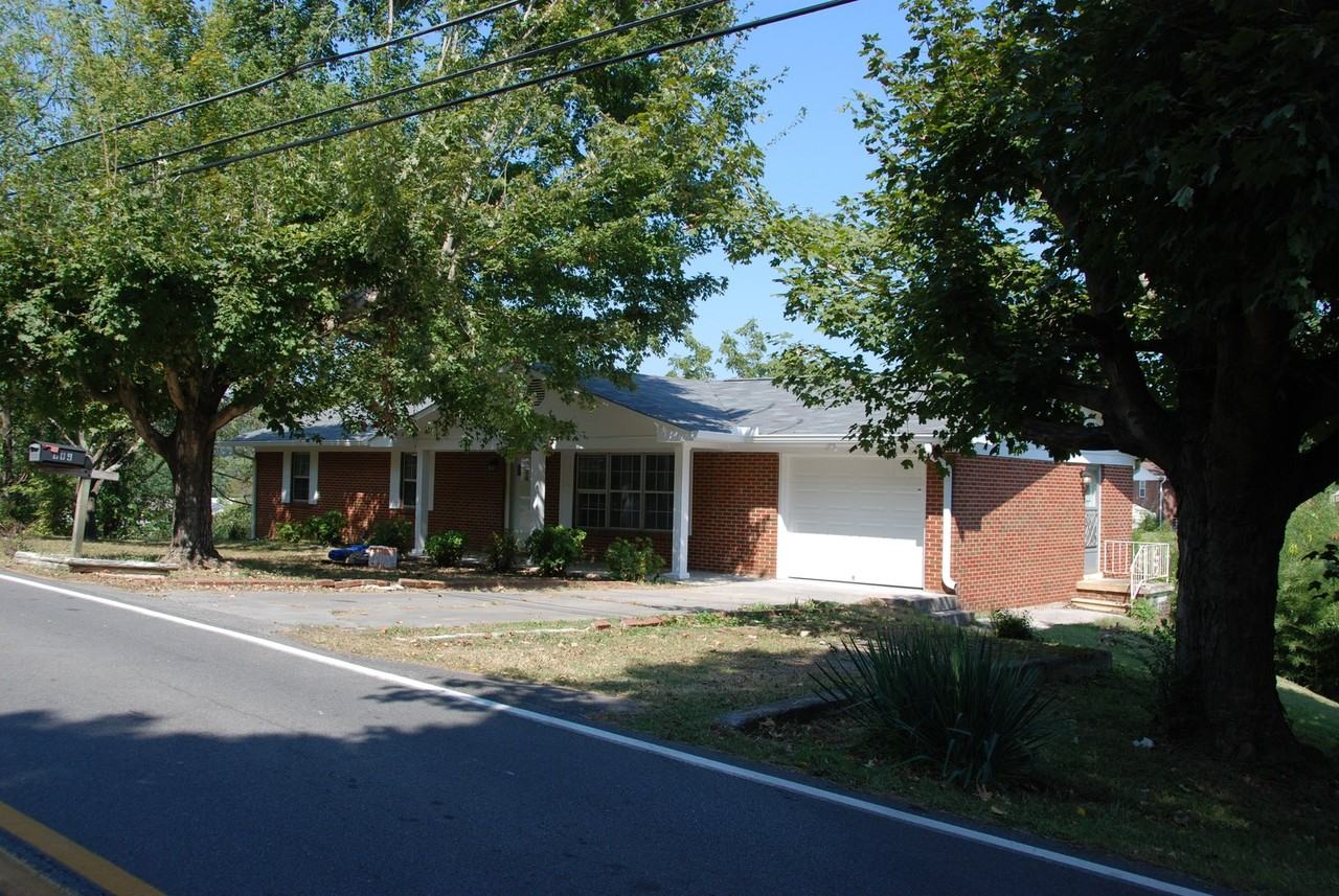 809 Dockery Ln Se - Photo 2 of 4