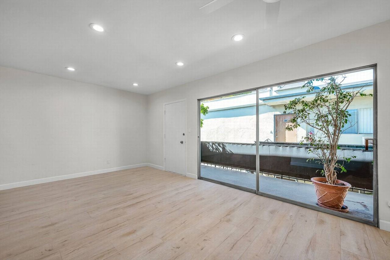 1361 N Laurel Ave #15 - Photo 4 of 16