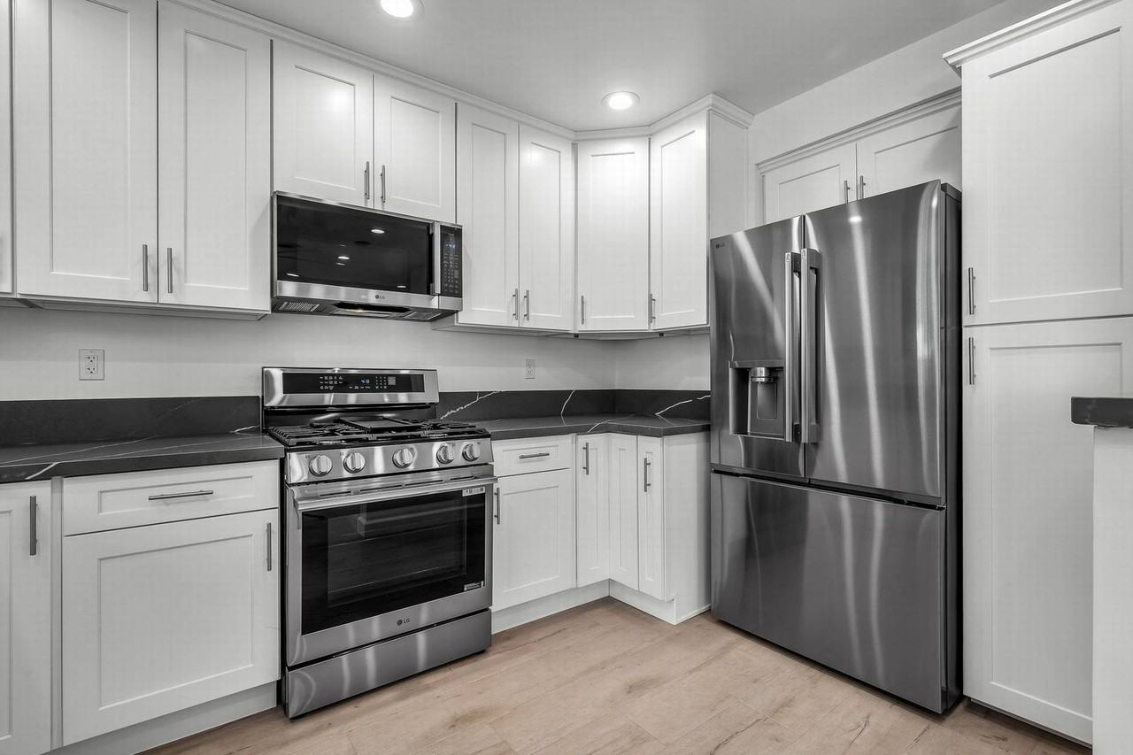 1361 N Laurel Ave #15 - Photo 6 of 16