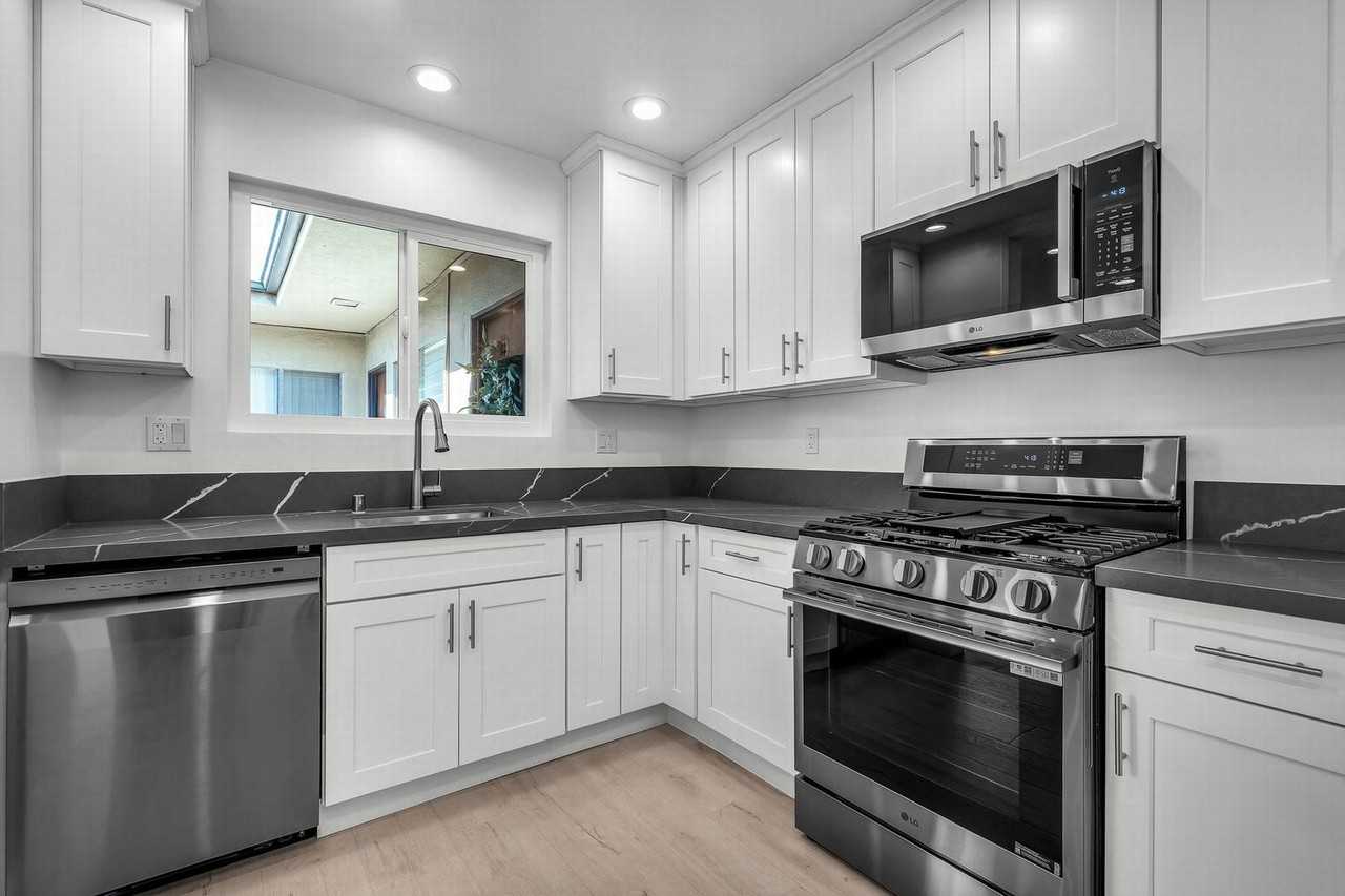 1361 N Laurel Ave #15 - Photo 7 of 16