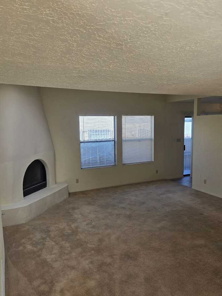 11115 Sidney Ave Ne - Photo 4 of 11