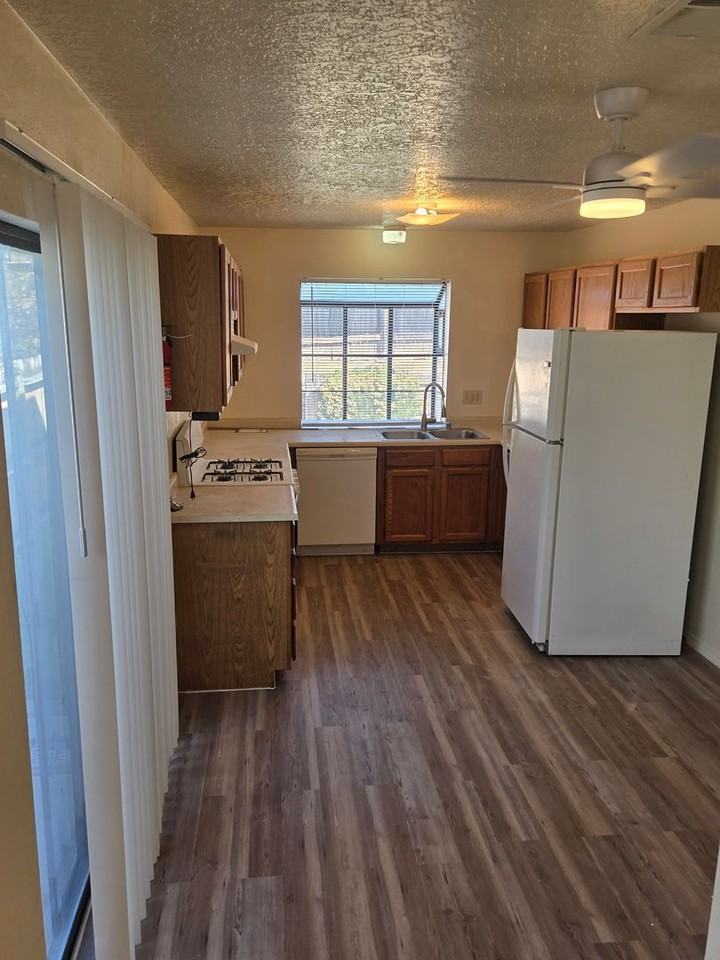 11115 Sidney Ave Ne - Photo 5 of 11