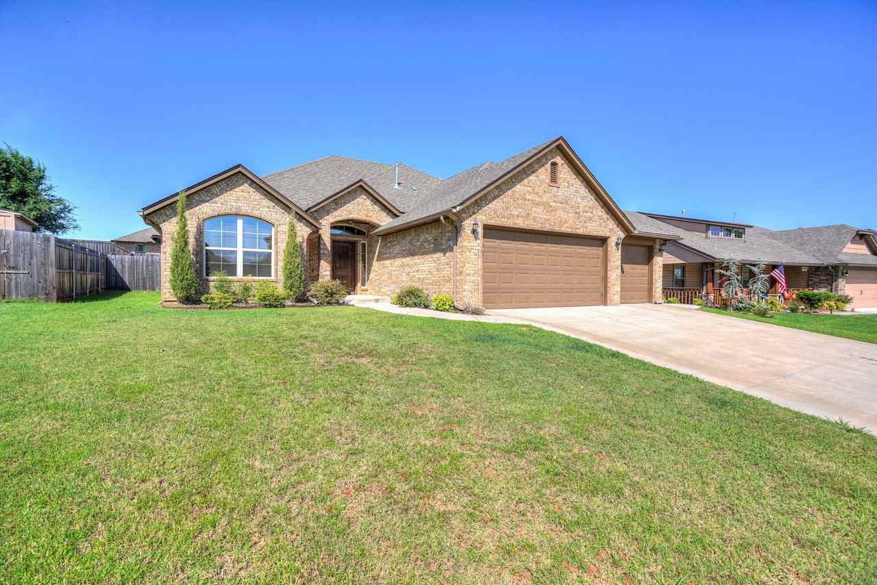 1713 Pinewood Dr - Photo 3 of 50