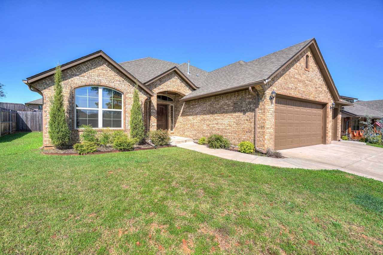 1713 Pinewood Dr - Photo 4 of 50