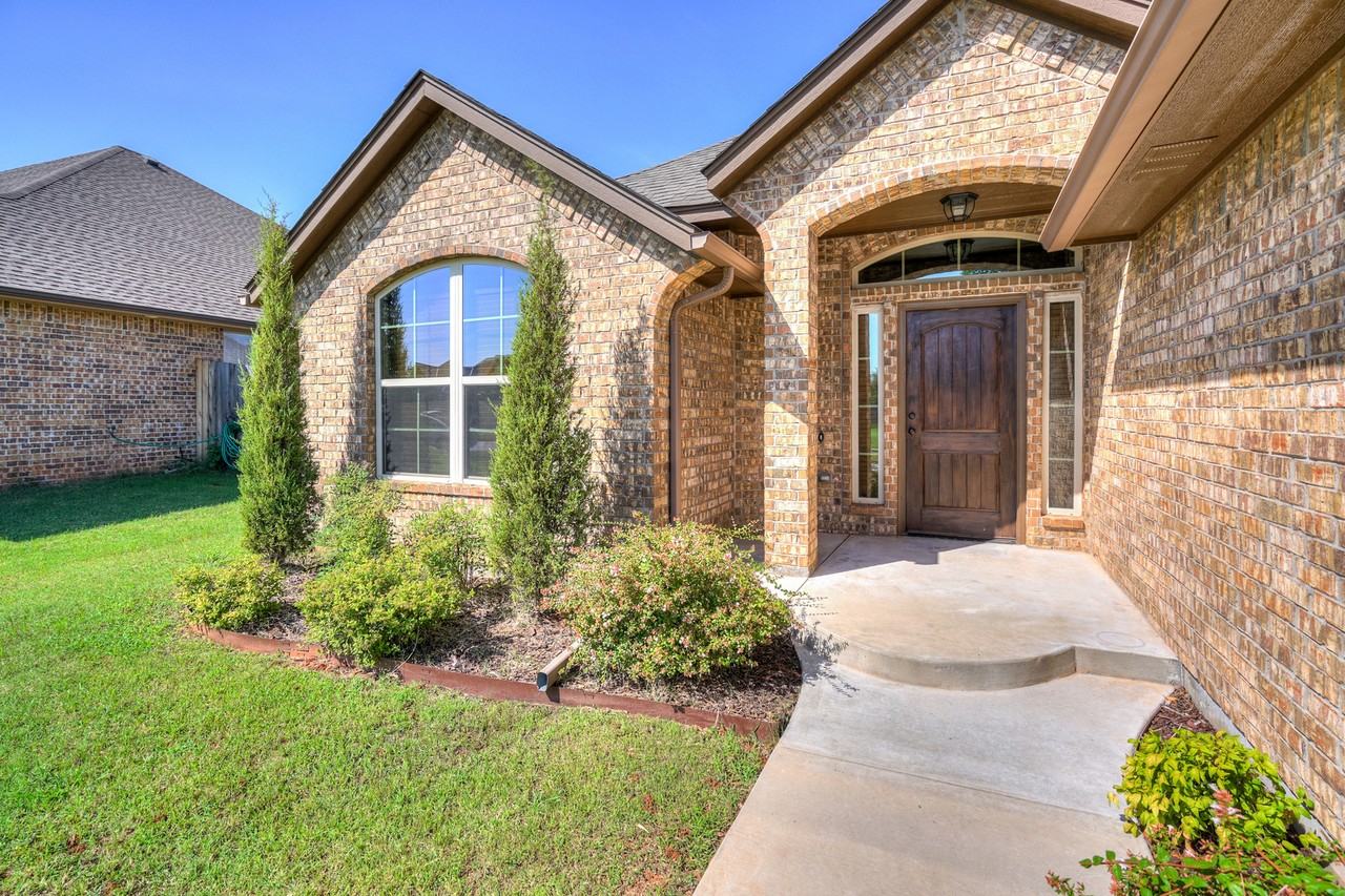 1713 Pinewood Dr - Photo 5 of 50