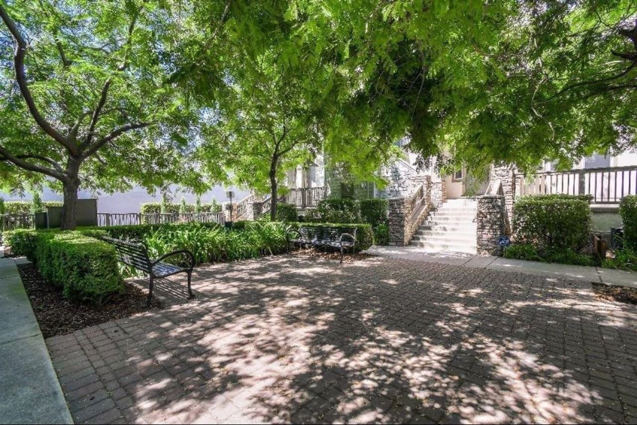 405 Washington Sq #19 - Photo 4 of 37