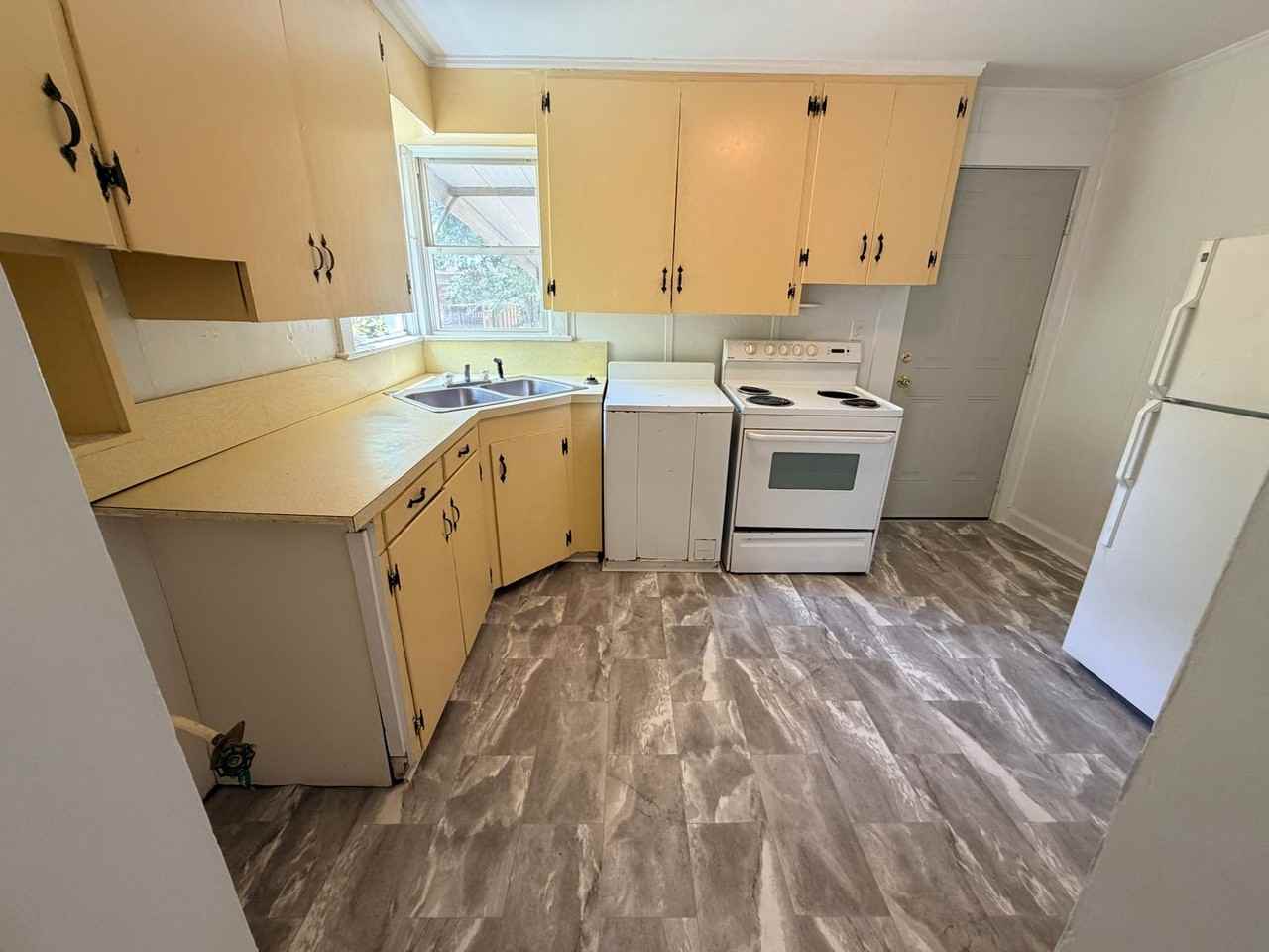 713 Lakeland Ave - Photo 2 of 15