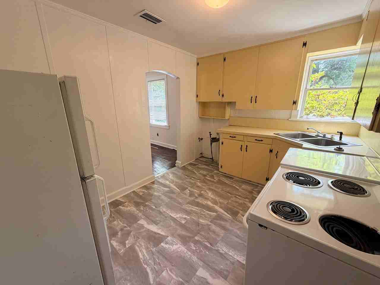 713 Lakeland Ave - Photo 4 of 15