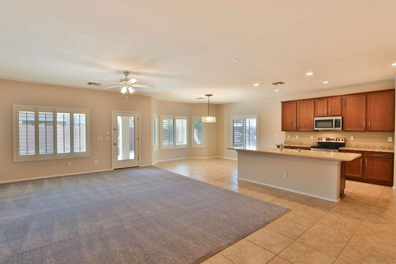 2983 E Ironside Ln - Photo 7 of 34