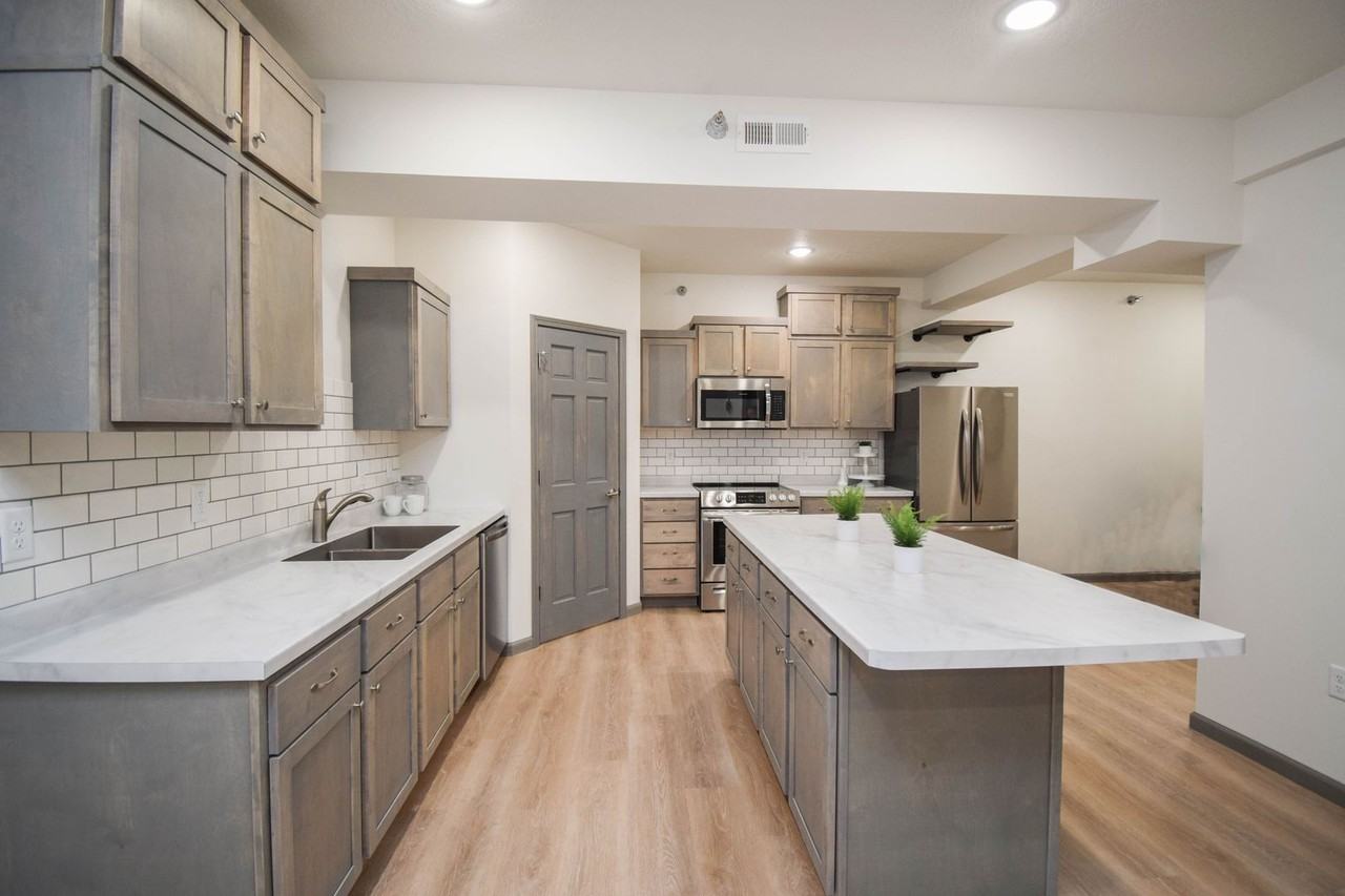 7446 S Louise Ave - Photo 4 of 18