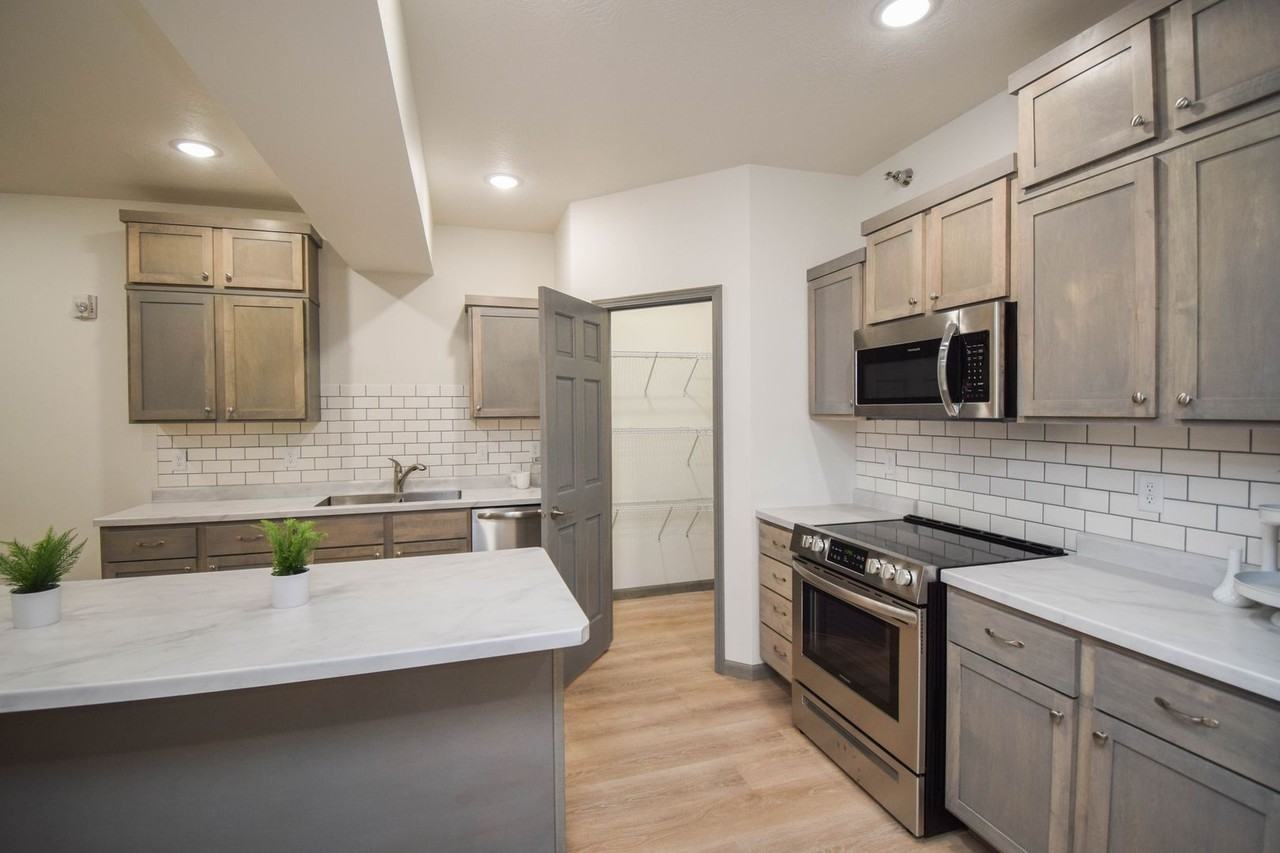 7446 S Louise Ave - Photo 5 of 18