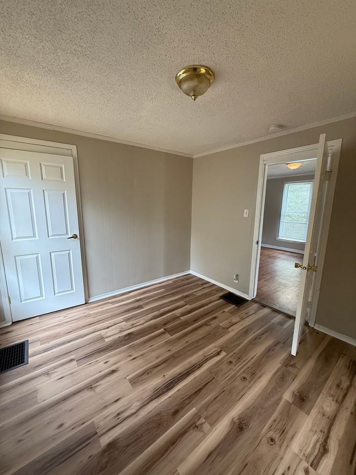 1721 S Elm St - Photo 5 of 18