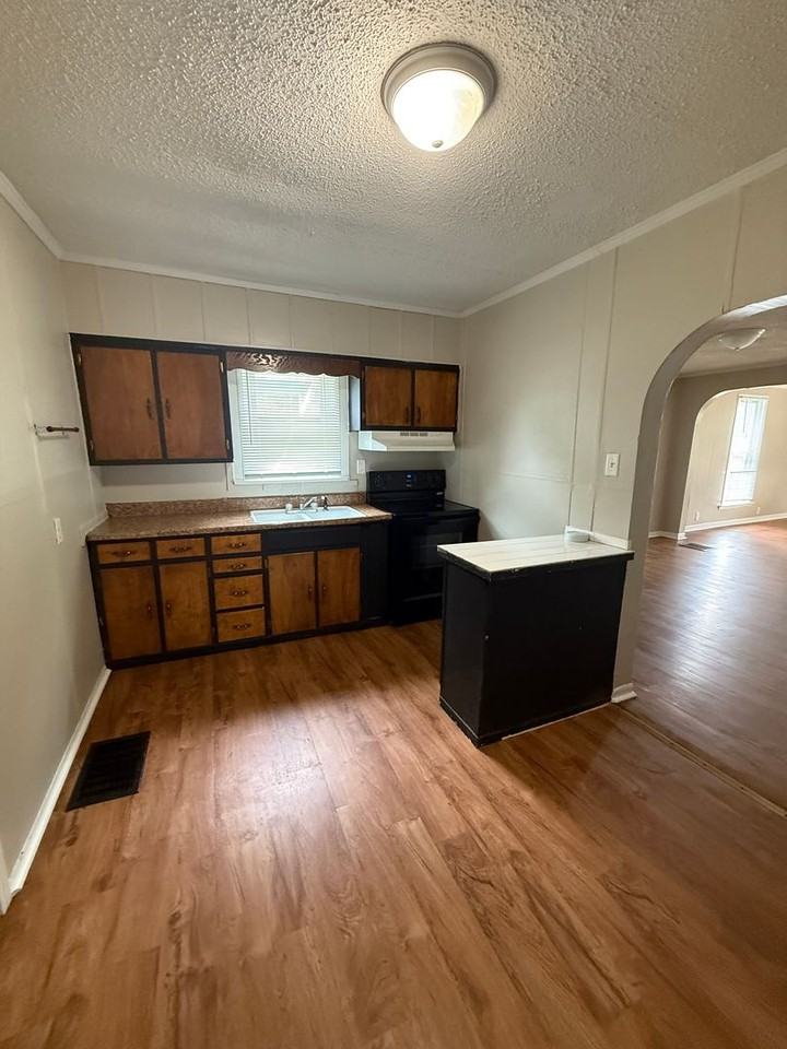 1721 S Elm St - Photo 7 of 18