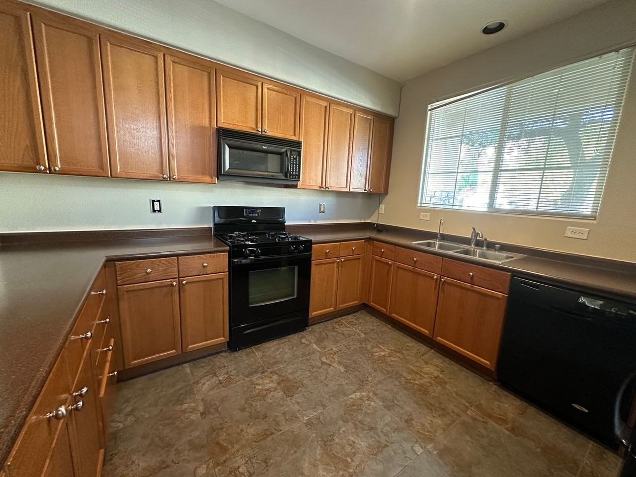 10573 Danielson Ave - Photo 4 of 29