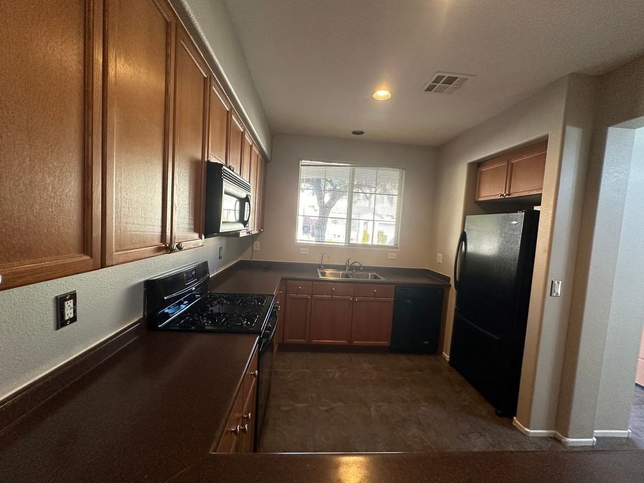 10573 Danielson Ave - Photo 5 of 29