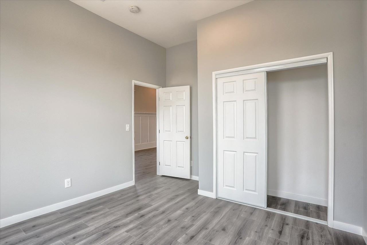 2846 E 9th St - Photo 2 of 20