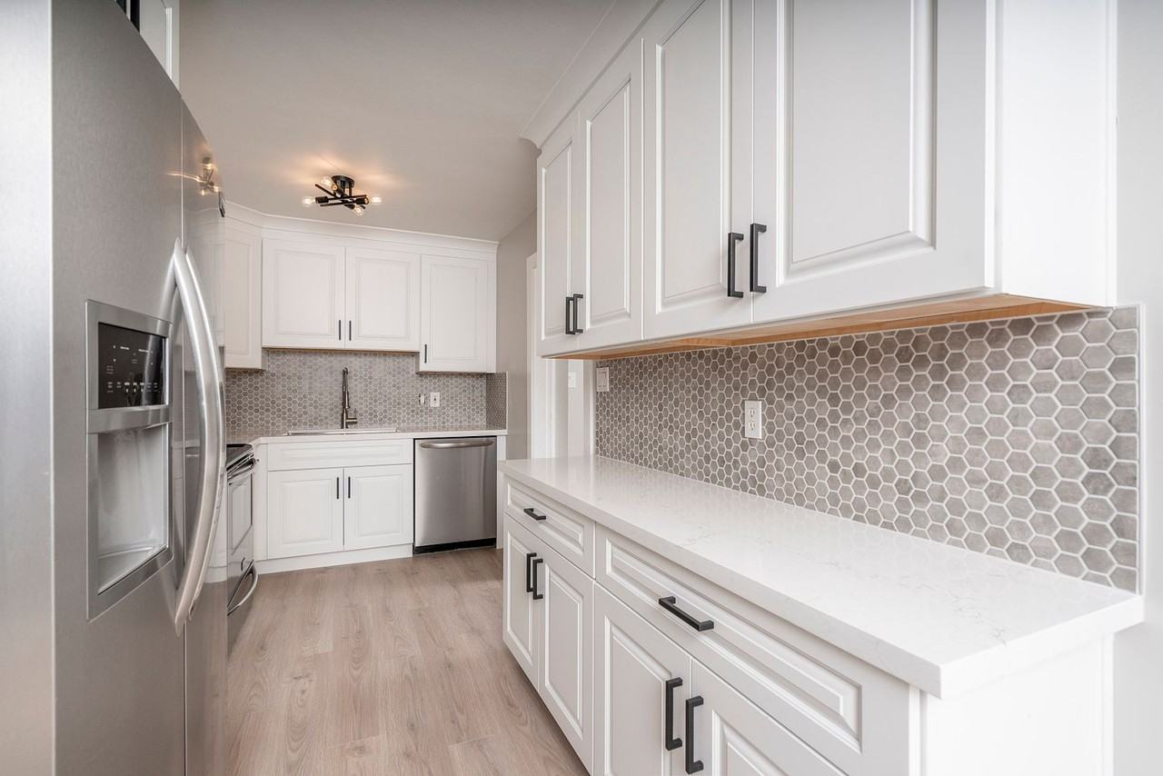 844 E Echo Ln - Photo 2 of 16