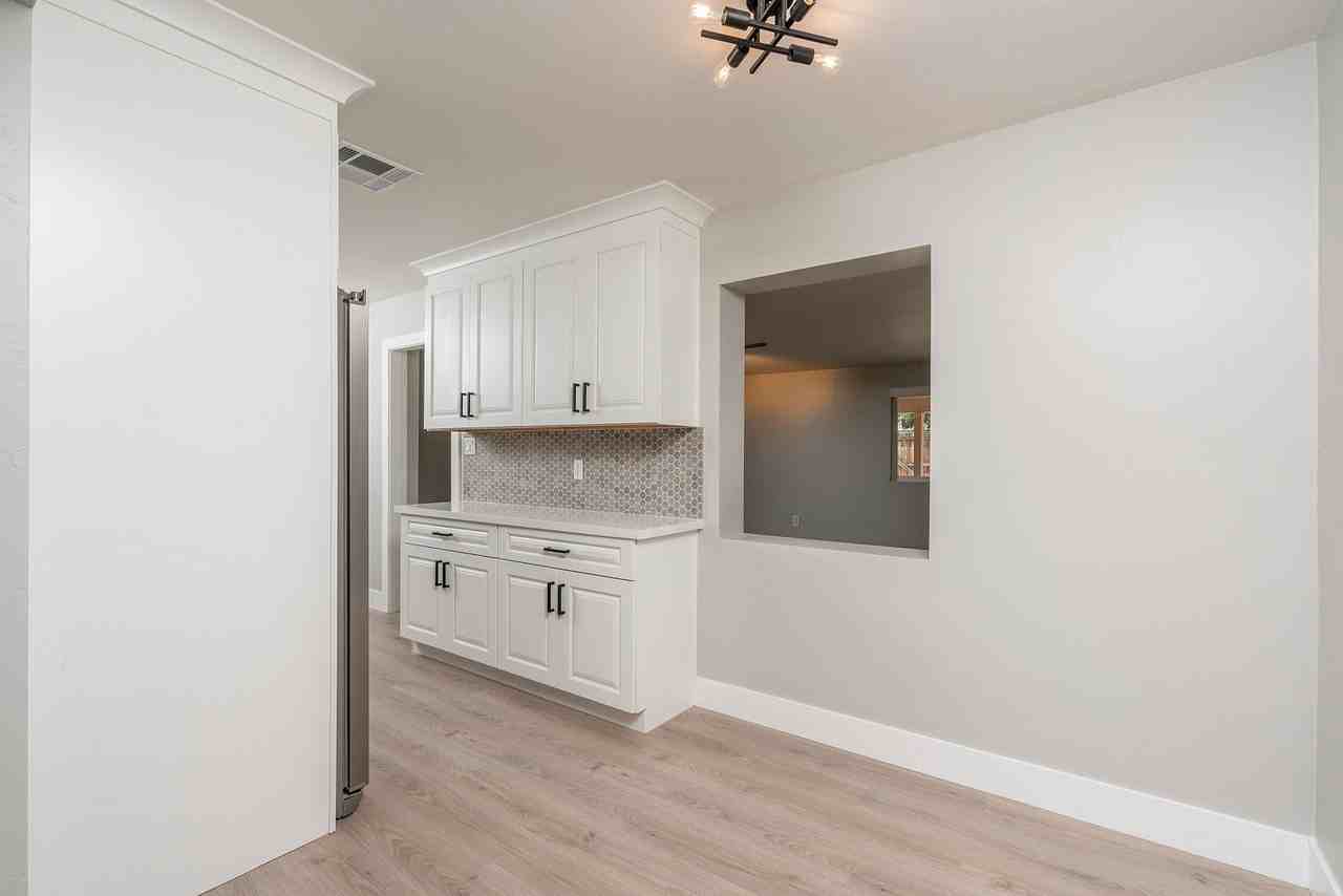 844 E Echo Ln - Photo 6 of 16