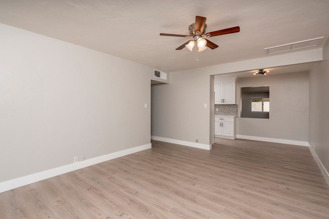 844 E Echo Ln - Photo 7 of 16