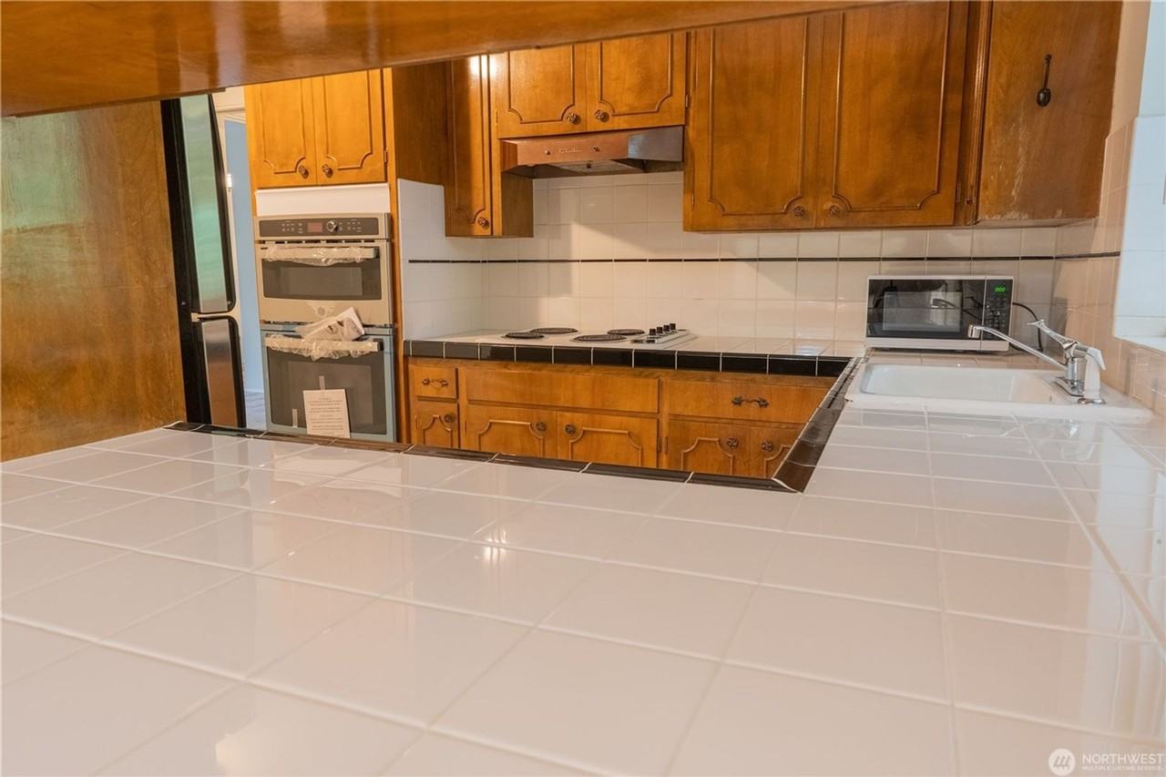 233 130th Ave Ne - Photo 7 of 21