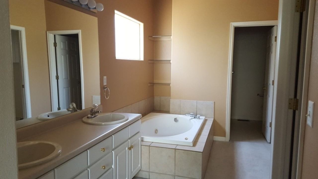 5000 Boardwalk Dr - Photo 7 of 8