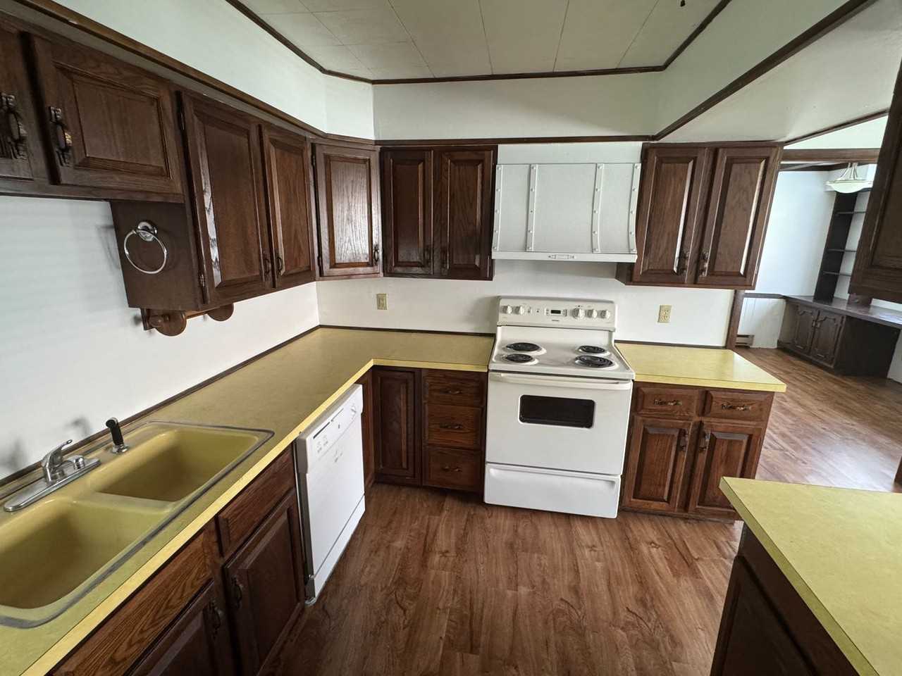 2208 Walnut St - Photo 3 of 12