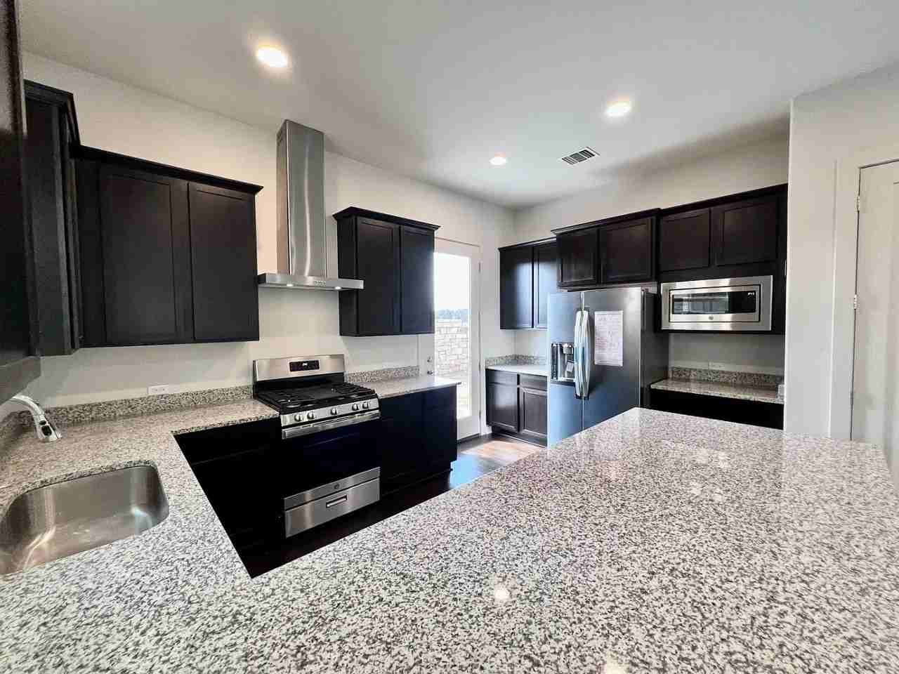 1325 Westborough Ln - Photo 6 of 40