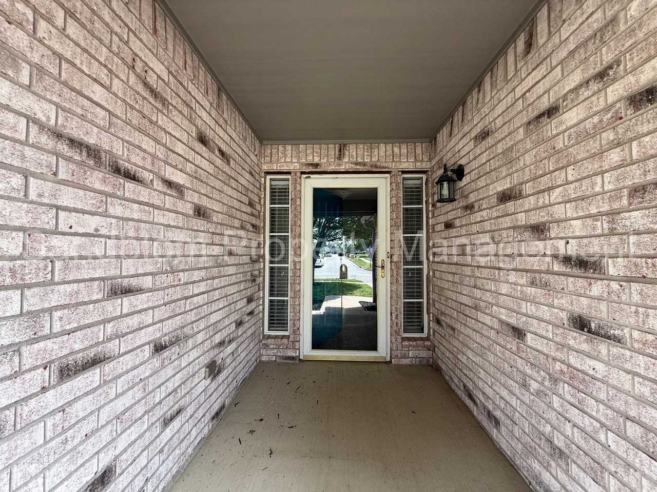 104 E Kansas St - Photo 3 of 29