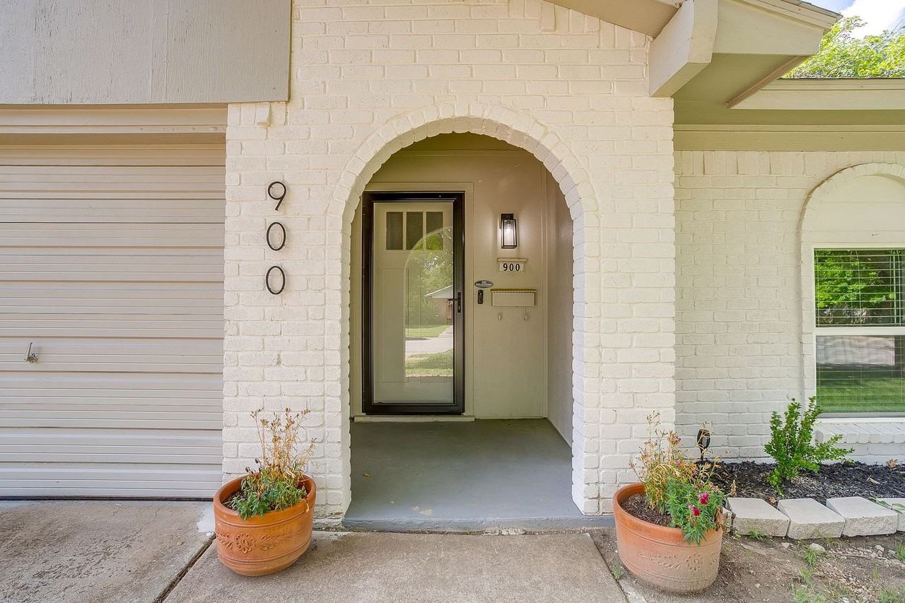 900 Vaughn Dr - Photo 2 of 20