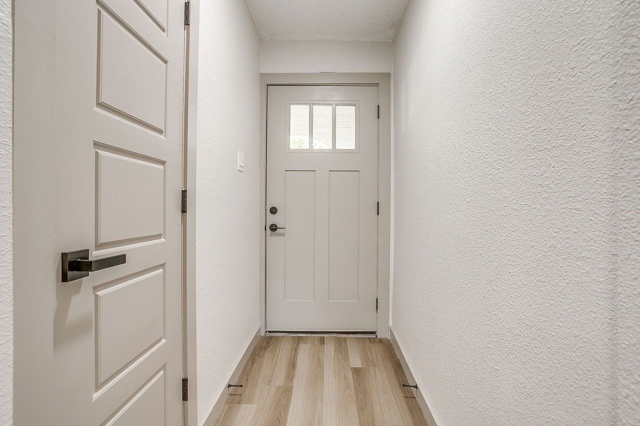 900 Vaughn Dr - Photo 3 of 20