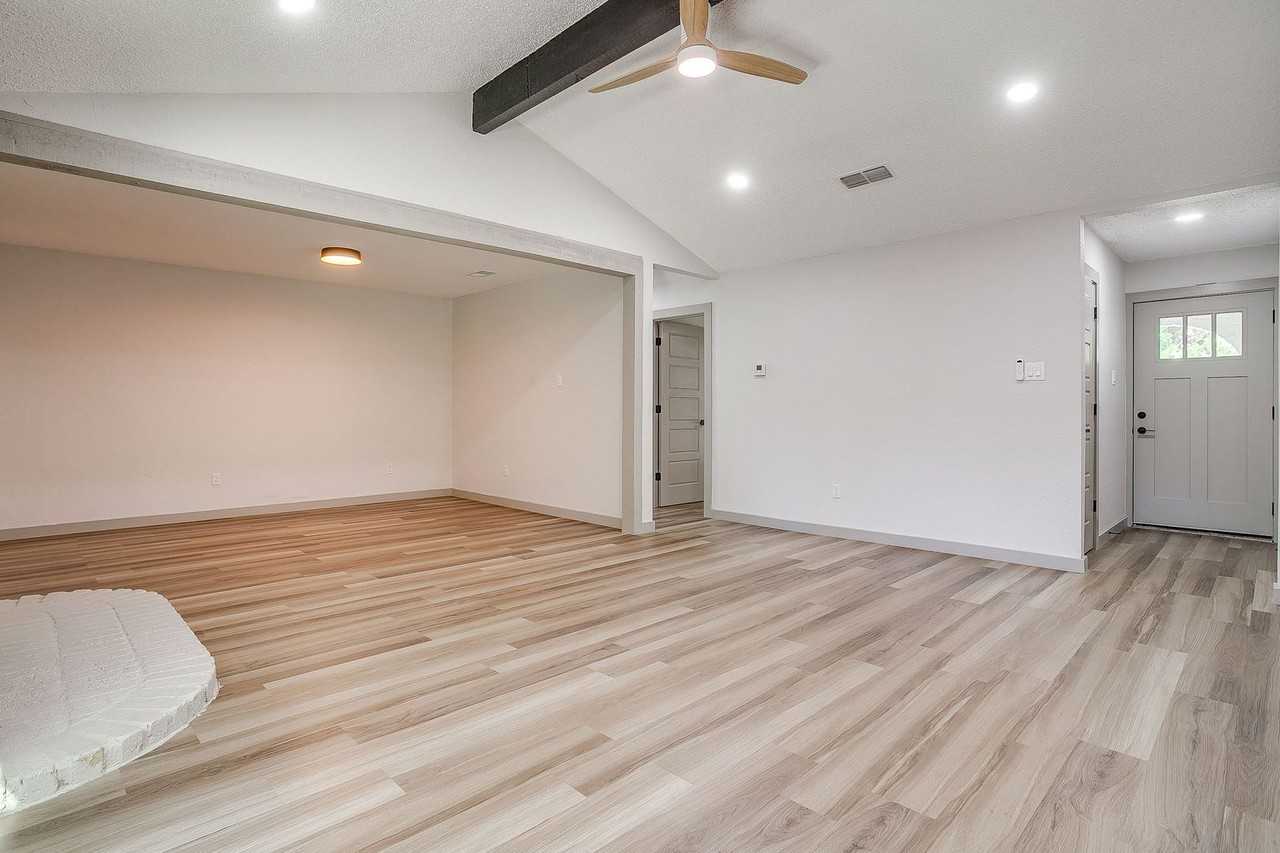 900 Vaughn Dr - Photo 6 of 20