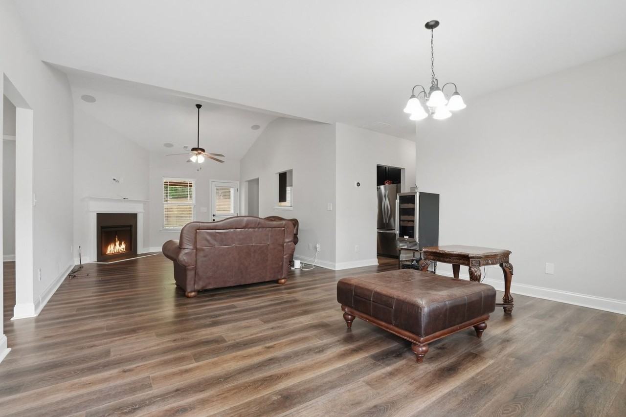 612 Stevens Pl - Photo 3 of 27