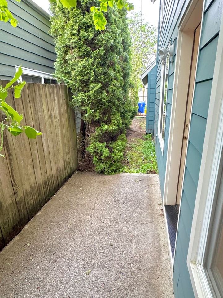 6935 N Maryland Ave - Photo 4 of 24