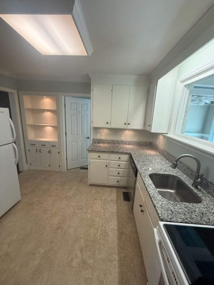 909 Cliff Rd - Photo 2 of 9