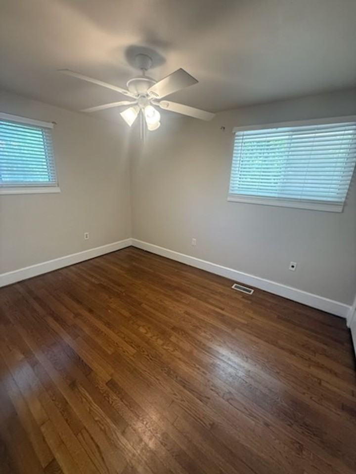 909 Cliff Rd - Photo 5 of 9