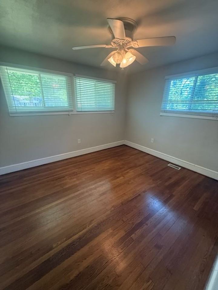 909 Cliff Rd - Photo 6 of 9