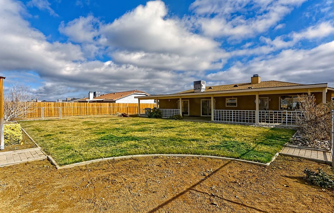 15052 Temecula Rd - Photo 4 of 30
