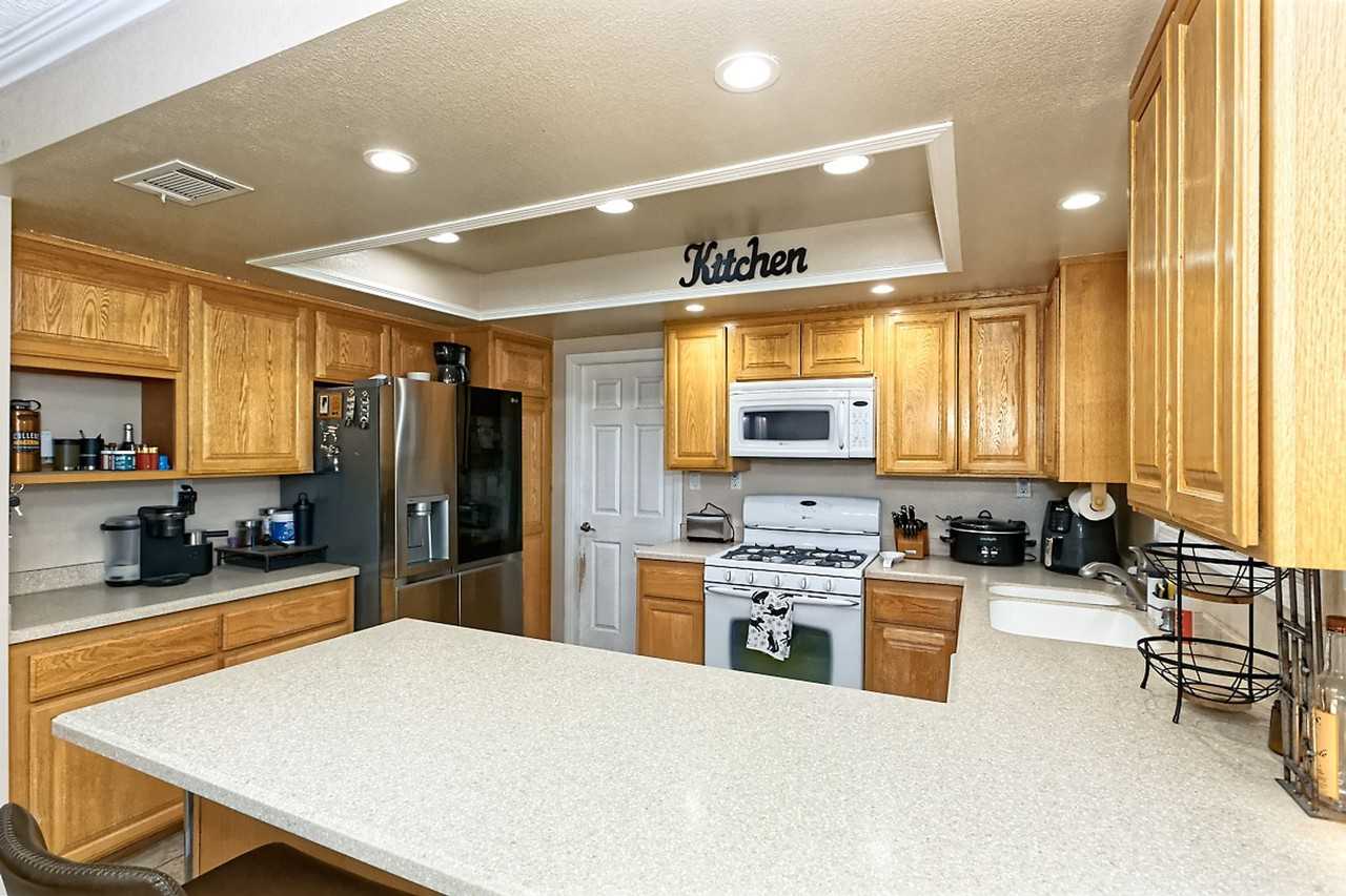 15052 Temecula Rd - Photo 6 of 30